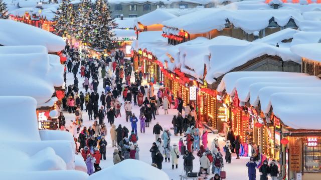 (260227) -- BEIJING, Feb. 27, 2026 (Xinhua) -- A drone photo taken on Jan. 17, 2026 shows people visiting China's "Snow Town" (Xuexiang) scenic spot in Mudanjiang, northeast China's Heilongjiang Province. (Photo by He Huawen/Xinhua)