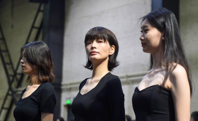 (260227) -- BEIJING, Feb. 27, 2026 (Xinhua) -- Models attend the model casting for the upcoming 2026 China Fashion Week in Beijing, capital of China, Feb. 27, 2026. A model casting for the 2026 China Fashion Week was held here on Friday, during which over 1,500 models competed for walking the runway. The 2026 China Fashion Week (Spring) will be held here from March 20 to 28. (Photo by Lin Qiujin/Xinhua)