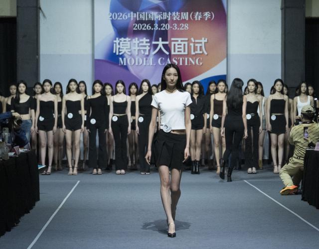(260227) -- BEIJING, Feb. 27, 2026 (Xinhua) -- A model attends the model casting for the upcoming 2026 China Fashion Week in Beijing, capital of China, Feb. 27, 2026. A model casting for the 2026 China Fashion Week was held here on Friday, during which over 1,500 models competed for walking the runway. The 2026 China Fashion Week (Spring) will be held here from March 20 to 28. (Xinhua/Cai Yang)
