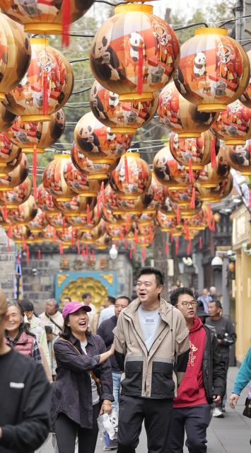 (260227) -- CHENGDU, Feb. 27, 2026 (Xinhua) -- People visit a temple fair at Wuhou Shrine in Chengdu, southwest China's Sichuan Province, Feb. 27, 2026. The temple fair is held here to mark the ongoing Spring Festival, or the Chinese New Year, which will end on the 15th day of the first lunar month. (Xinhua/Liu Kun)