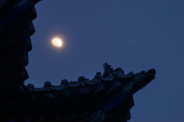 (260227) -- HARBIN, Feb. 27, 2026 (Xinhua) -- This photo taken on Feb. 27, 2026 shows the planet of Jupiter next to the moon in the sky over Qiqihar City, northeast China's Heilongjiang Province. (Photo by Wang Yonggang/Xinhua)