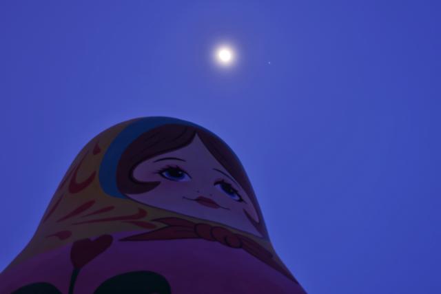 (260227) -- HARBIN, Feb. 27, 2026 (Xinhua) -- This photo taken on Feb. 27, 2026 shows the planet of Jupiter next to the moon in the sky over Tongjiang City, northeast China's Heilongjiang Province. (Photo by Liu Wanping/Xinhua)