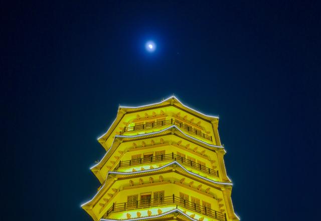 (260227) -- HARBIN, Feb. 27, 2026 (Xinhua) -- This photo taken on Feb. 27, 2026 shows the planet of Jupiter next to the moon in the sky over Shuangyashan City, northeast China's Heilongjiang Province. (Photo by Han Yang/Xinhua)