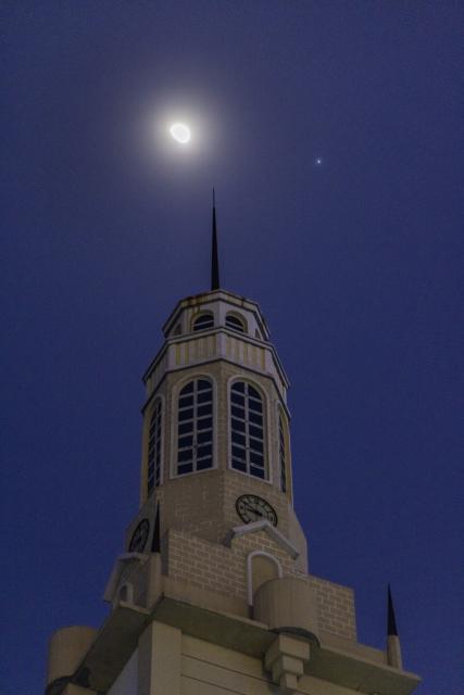 (260227) -- HARBIN, Feb. 27, 2026 (Xinhua) -- This photo taken on Feb. 27, 2026 shows the planet of Jupiter next to the moon in the sky over Shuangyashan City, northeast China's Heilongjiang Province. (Photo by Han Yang/Xinhua)