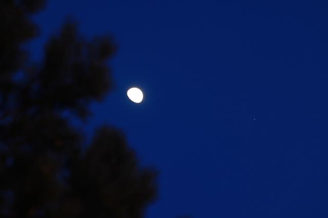 (260227) -- HARBIN, Feb. 27, 2026 (Xinhua) -- This photo taken on Feb. 27, 2026 shows the planet of Jupiter next to the moon in the sky over Jagdaqi, northeast China's Heilongjiang Province. (Photo by Zhuang Yu/Xinhua)