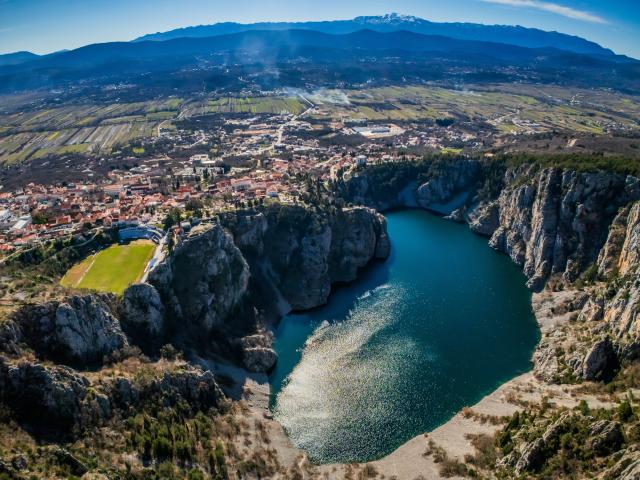 (260227)--IMOTSKI, Feb. 27, 2026 (Xinhua) -- A drone photo taken on Feb. 25, 2026 shows the Blue Lake in Imotski, Croatia. (Zvonimir Barisin/PIXSELL via Xinhua)