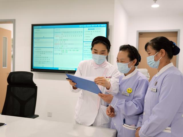 (260227) -- SHANGHAI, Feb. 27, 2026 (Xinhua) -- Medical workers share information on status of inpatients at a hospital in Shanghai, east China, Feb. 26, 2026. China's hospitals are piloting "companion-free" care services to ease the heavy burden of daily care-giving on the inpatients' families.
  The new mode of operation requires hosting hospitals to directly employ trained nursing assistants to provide 24-hour non-medical care for inpatients with particular needs. 
   Such services used to rely solely on family members of the inpatients or private caregivers they hire. (Xinhua/Liu Ying)
