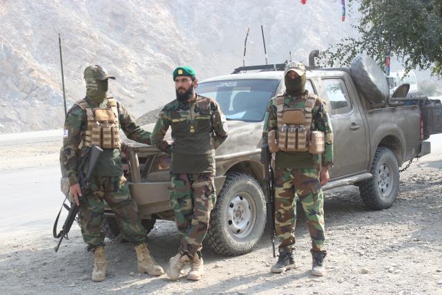 (260227) -- NANGARHAR, Feb. 27, 2026 (Xinhua) -- Afghan security force members take part in a military operation against Pakistan in Nangarhar province, Afghanistan, Feb. 27, 2026. TO GO WITH "Clashes break out again along Afghanistan-Pakistan border" (Photo by Hamidullah/Xinhua)