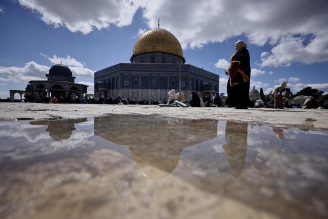 (260227) -- JERUSALEM, Feb. 27, 2026 (Xinhua) -- People attend Friday prayers at the Al-Aqsa Mosque compound during the holy month of Ramadan in Jerusalem's Old City, Feb. 27, 2026. (Photo by Jamal Awad/Xinhua)