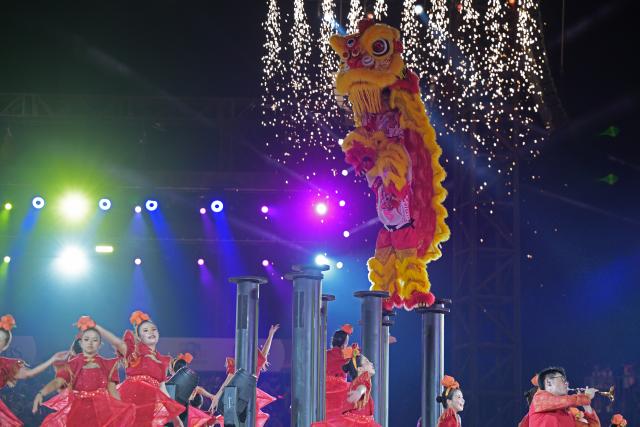 (260227) -- SINGAPORE, Feb. 27, 2026 (Xinhua) -- Performers perform lion dance during the Chingay Parade as part of the Lunar New Year celebrations in Singapore on Feb. 27, 2026. (Photo by Then Chih Wey/Xinhua)