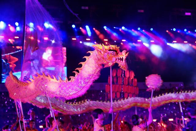 (260227) -- SINGAPORE, Feb. 27, 2026 (Xinhua) -- Performers perform dragon dance during the Chingay Parade as part of the Lunar New Year celebrations in Singapore on Feb. 27, 2026. (Photo by Then Chih Wey/Xinhua)