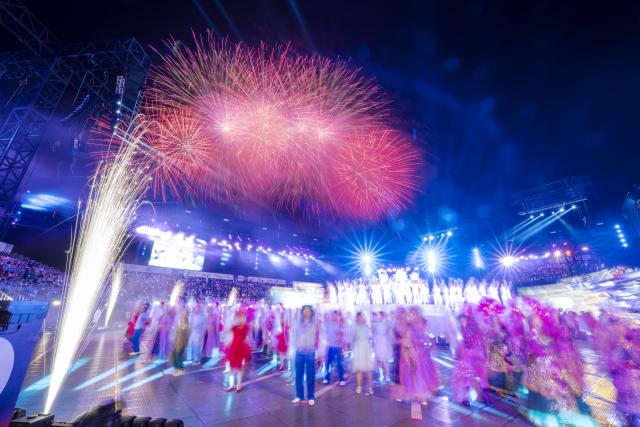 (260227) -- SINGAPORE, Feb. 27, 2026 (Xinhua) -- Fireworks light up the sky during the Chingay Parade as part of the Lunar New Year celebrations in Singapore on Feb. 27, 2026. (Photo by Then Chih Wey/Xinhua)