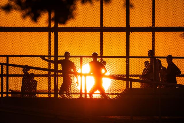 (260227) -- ZNJAN, Feb. 27, 2026 (Xinhua) -- People play basketball at sunset in Znjan, Croatia, Feb. 27, 2026. (Zvonimir Barisin/PIXSELL via Xinhua)