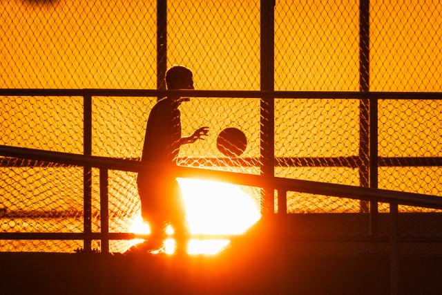 (260227) -- ZNJAN, Feb. 27, 2026 (Xinhua) -- A man plays basketball at sunset in Znjan, Croatia, Feb. 27, 2026. (Zvonimir Barisin/PIXSELL via Xinhua)