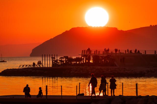 (260227) -- ZNJAN, Feb. 27, 2026 (Xinhua) -- This photo taken on Feb. 27, 2026 shows a sunset view in Znjan, Croatia. (Zvonimir Barisin/PIXSELL via Xinhua)