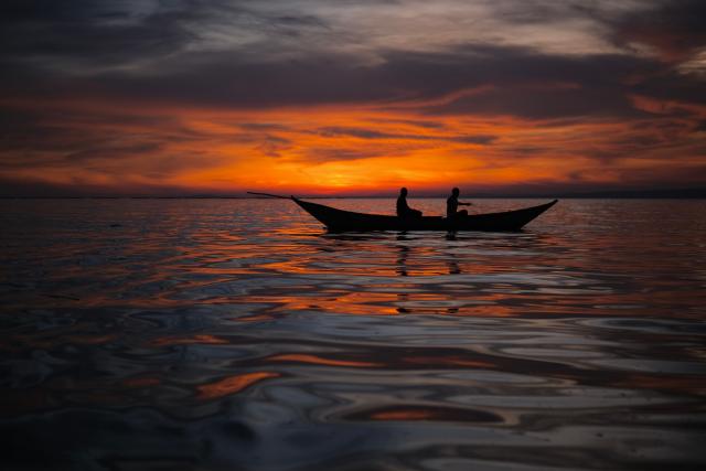 (260227) -- KISUMU, Feb. 27, 2026 (Xinhua) -- Fishermen fish on Lake Victoria during sunset in Kisumu, Kenya, Feb. 27, 2026. (Xinhua/Zheng Mengyu)