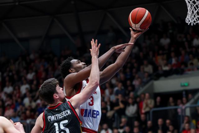 (260227) -- Zagreb, Feb. 27 2026 (Xiunhua) -- Jaleen Smith (R) of Croatia attempts a layup during the first round group E match between Croatia and Germany at the FIBA Basketball World Cup 2027 European Qualifiers in Zagreb, Croatia, on Feb. 27, 2026. (Igor Kralj/PIXSELL via Xinhua)
