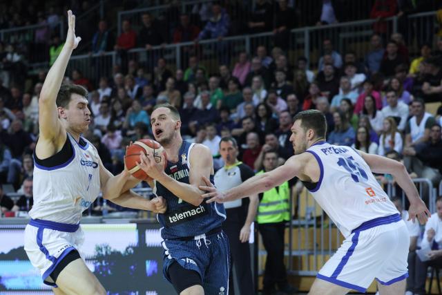 (260228) -- KOPER, Feb. 28, 2026 (Xinhua) -- Klemen Prepelic (C) of Slovenia breaks through against Martin Svoboda (L) and Martin Peterka of the Czech Republic during the first round group H match between Slovenia and the Czech Republic at the FIBA Basketball World Cup 2027 European Qualifiers in Koper, Slovenia, Feb 27, 2026. (Photo by Zeljko Stevanic/Xinhua)