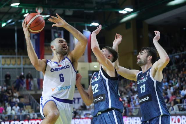 (260228) -- KOPER, Feb. 28, 2026 (Xinhua) -- Patrick Samoura  (L) of the Czech Republic goes for a layup during the first round group H match between Slovenia and the Czech Republic at the FIBA Basketball World Cup 2027 European Qualifiers in Koper, Slovenia, Feb 27, 2026. (Photo by Zeljko Stevanic/Xinhua)