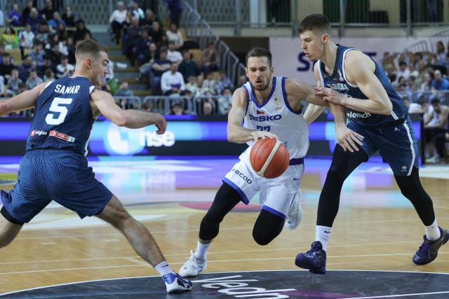 (260228) -- KOPER, Feb. 28, 2026 (Xinhua) -- Tomas Kyzlink (C) of the Czech Republic breaks through during the first round group H match between Slovenia and the Czech Republic at the FIBA Basketball World Cup 2027 European Qualifiers in Koper, Slovenia, Feb 27, 2026. (Photo by Zeljko Stevanic/Xinhua)