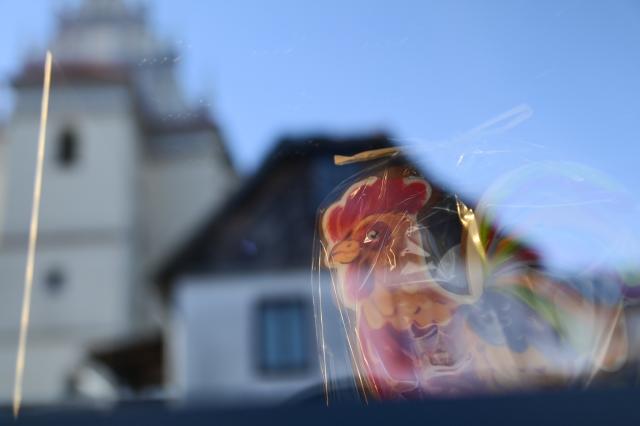 (260228) -- KAZIMIERZ DOLNY, Feb. 28, 2026 (Xinhua) -- Reflections of historic buildings are mirrored in a shop window in Kazimierz Dolny, Poland, Feb. 27, 2026. Known for its well-preserved Renaissance-style urban layout, Kazimierz Dolny is a popular tourist destination in Poland. (Photo by Aleksy Witwicki/Xinhua)