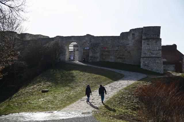 (260228) -- KAZIMIERZ DOLNY, Feb. 28, 2026 (Xinhua) -- People visit the ruins of an ancient castle in Kazimierz Dolny, Poland, Feb. 27, 2026. Known for its well-preserved Renaissance-style urban layout, Kazimierz Dolny is a popular tourist destination in Poland. (Photo by Aleksy Witwicki/Xinhua)