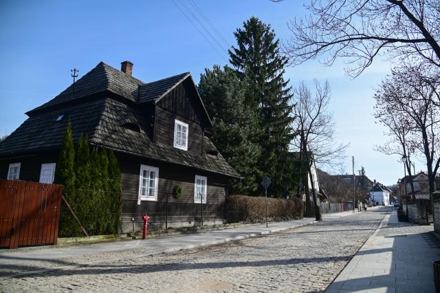 (260228) -- KAZIMIERZ DOLNY, Feb. 28, 2026 (Xinhua) -- A traditional wooden house is seen in Kazimierz Dolny, Poland, Feb. 27, 2026. Known for its well-preserved Renaissance-style urban layout, Kazimierz Dolny is a popular tourist destination in Poland. (Photo by Aleksy Witwicki/Xinhua)