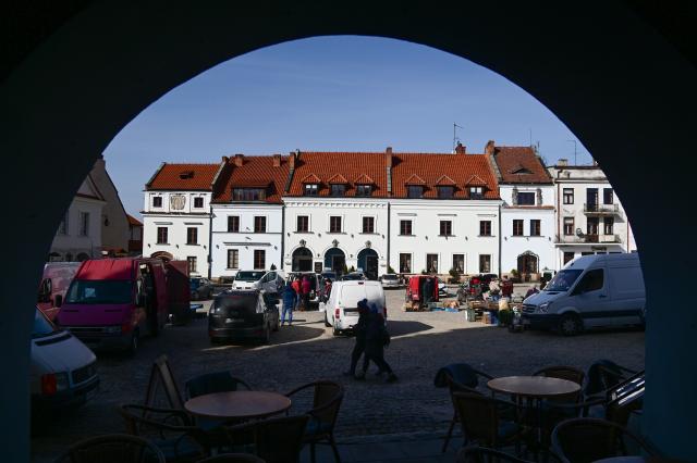 (260228) -- KAZIMIERZ DOLNY, Feb. 28, 2026 (Xinhua) -- Vehicles and stalls are seen at the market square in Kazimierz Dolny, Poland, Feb. 27, 2026. Known for its well-preserved Renaissance-style urban layout, Kazimierz Dolny is a popular tourist destination in Poland. (Photo by Aleksy Witwicki/Xinhua)