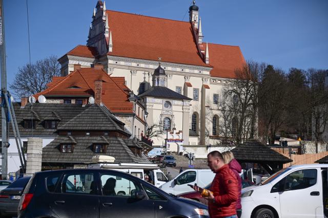 (260228) -- KAZIMIERZ DOLNY, Feb. 28, 2026 (Xinhua) -- Vehicles and stalls are seen at a market square in Kazimierz Dolny, Poland, Feb. 27, 2026. Known for its well-preserved Renaissance-style urban layout, Kazimierz Dolny is a popular tourist destination in Poland. (Photo by Aleksy Witwicki/Xinhua)