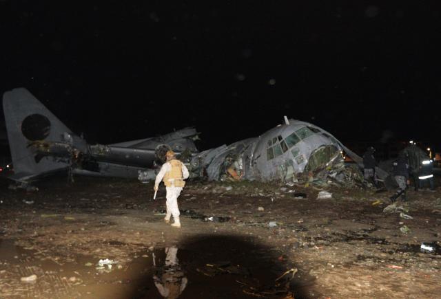 (260228) -- EL ALTO, Feb. 28, 2026 (Xinhua) -- A security forces personnel walks near a crashed military plane in El Alto, Bolivia, on Feb. 27, 2026. At least 15 people were killed and 30 others injured after a Bolivian military plane crashed on Friday in the western city of El Alto, local media reported.
   The South American country's national airline Boliviana de Aviacion announced the temporary closure of El Alto International Airport following the crash.
   No official statement on the crash has been released yet. (Photo by Javier Mamani/Xinhua)