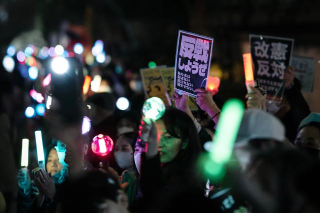 (260228) -- TOKYO, Feb. 28, 2026 (Xinhua) -- People protest during a rally in front of the Prime Minister's Office in Tokyo, Japan, Feb. 27, 2026. In a policy speech on Feb. 20, Japanese Prime Minister Sanae Takaichi reiterated her strong determination to revise the Constitution and outlined plans to fundamentally strengthen Japan's defense capabilities, expand exports of lethal weapons and enhance national intelligence functions, which have sparked criticism and concerns across Japanese society. (Xinhua/Jia Haocheng)