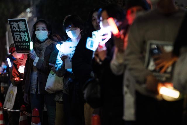 (260228) -- TOKYO, Feb. 28, 2026 (Xinhua) -- People protest during a rally in front of the Prime Minister's Office in Tokyo, Japan, Feb. 27, 2026. In a policy speech on Feb. 20, Japanese Prime Minister Sanae Takaichi reiterated her strong determination to revise the Constitution and outlined plans to fundamentally strengthen Japan's defense capabilities, expand exports of lethal weapons and enhance national intelligence functions, which have sparked criticism and concerns across Japanese society. (Xinhua/Jia Haocheng)