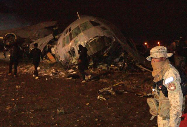 (260228) -- EL ALTO, Feb. 28, 2026 (Xinhua) -- A security forces personnel stands guard at a military plane crash site at El Alto International Airport in El Alto, Bolivia, Feb. 27, 2026. At least 15 people were killed and 30 others injured after a Bolivian military plane crashed on Friday in the western city of El Alto, local media reported.
   The South American country's national airline Boliviana de Aviacion announced the temporary closure of El Alto International Airport following the crash.
   No official statement on the crash has been released yet. (Photo by Javier Mamani/Xinhua)
