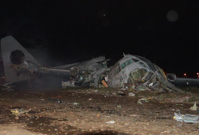 (260228) -- EL ALTO, Feb. 28, 2026 (Xinhua) -- This photo taken on Feb. 27, 2026 shows a military plane crash site at El Alto International Airport in El Alto, Bolivia. At least 15 people were killed and 30 others injured after a Bolivian military plane crashed on Friday in the western city of El Alto, local media reported.
   The South American country's national airline Boliviana de Aviacion announced the temporary closure of El Alto International Airport following the crash.
   No official statement on the crash has been released yet. (Photo by Javier Mamani/Xinhua)