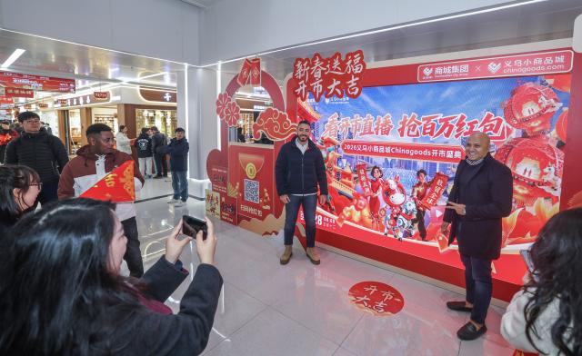 (260228) -- YIWU, Feb. 28, 2026 (Xinhua) -- Merchants pose for photos at the Global Digital Trade Center in Yiwu, east China's Zhejiang Province, Feb. 28, 2026. Merchants on Saturday kicked off the first business day of the Year of the Horse as the Yiwu International Trade City and the Global Digital Trade Center in Yiwu, the world's largest small-commodities hub, resumed operations after the Spring Festival holiday. According to local customs data, Yiwu's total foreign trade reached 836.5 billion yuan (about 121.97 billion U.S. dollars) in 2025, achieving an increase of 25.1 percent year on year. Exports rose more than 24 percent, and imports over 32 percent. (Xinhua/Xu Yu)