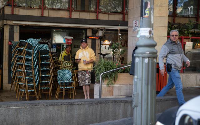 (260228) -- JERUSALEM, Feb. 28, 2026 (Xinhua) -- People leave a cafe after a siren is sounded in Jerusalem on Feb. 28, 2026. Israel launched a "preemptive" strike against Iran on Saturday morning "to remove threats to Israel," the Israeli Defense Ministry said in a statement. 
   Sirens were sounded across Israel to warn the public to prepare for the possibility of an Iranian missile attack on Israel. (Xinhua/Chen Junqing)