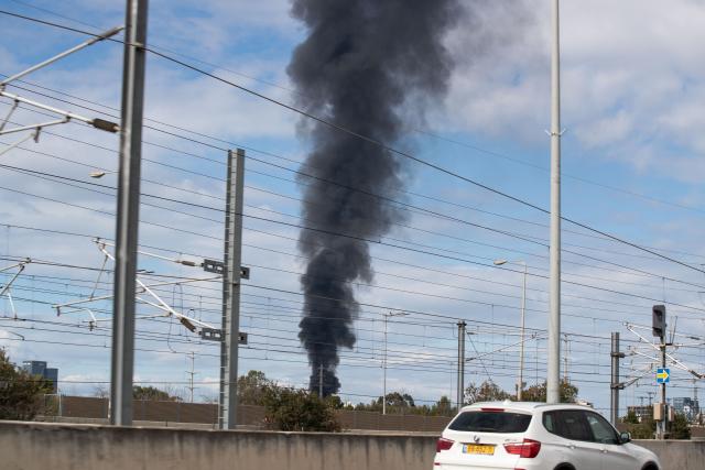 (260228) -- TEL AVIV, Feb. 28, 2026 (Xinhua) -- This photo taken on Feb. 28, 2026 shows thick smoke rising in Tel Aviv, Israel. (Xinhua/Chen Junqing)