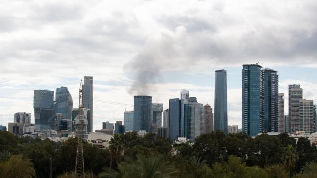 (260228) -- TEL AVIV, Feb. 28, 2026 (Xinhua) -- This photo taken on Feb. 28, 2026 shows thick smoke rising in Tel Aviv, Israel. (Xinhua/Chen Junqing)