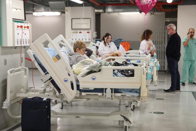 (260228) -- TEL AVIV, Feb. 28, 2026 (Xinhua) -- Patients are moved into a parking lot at a medical center in Tel Aviv, Israel, Feb. 28, 2026. The alert level of all hospitals in Israel has been raised to the highest level after attacks in Iran, and hospitalized patients were transferred to shelters, the Israeli Health Ministry said in a statement. All non-urgent hospital activities have been canceled. (Gideon Markowicz/JINI via Xinhua)