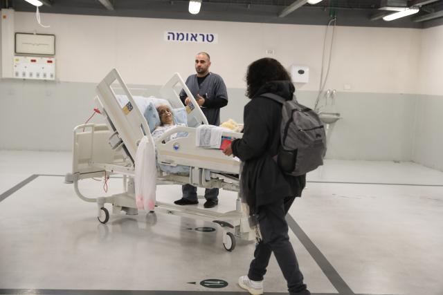 (260228) -- TEL AVIV, Feb. 28, 2026 (Xinhua) -- A medical personnel moves a patient in a parking lot at a medical center in Tel Aviv, Israel, Feb. 28, 2026. The alert level of all hospitals in Israel has been raised to the highest level after attacks in Iran, and hospitalized patients were transferred to shelters, the Israeli Health Ministry said in a statement. All non-urgent hospital activities have been canceled. (Gideon Markowicz/JINI via Xinhua)