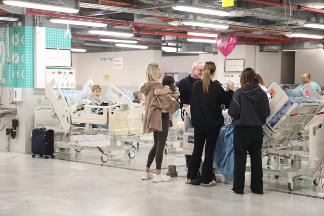 (260228) -- TEL AVIV, Feb. 28, 2026 (Xinhua) -- Patients are moved into a parking lot at a medical center in Tel Aviv, Israel, Feb. 28, 2026. The alert level of all hospitals in Israel has been raised to the highest level after attacks in Iran, and hospitalized patients were transferred to shelters, the Israeli Health Ministry said in a statement. All non-urgent hospital activities have been canceled. (Gideon Markowicz/JINI via Xinhua)