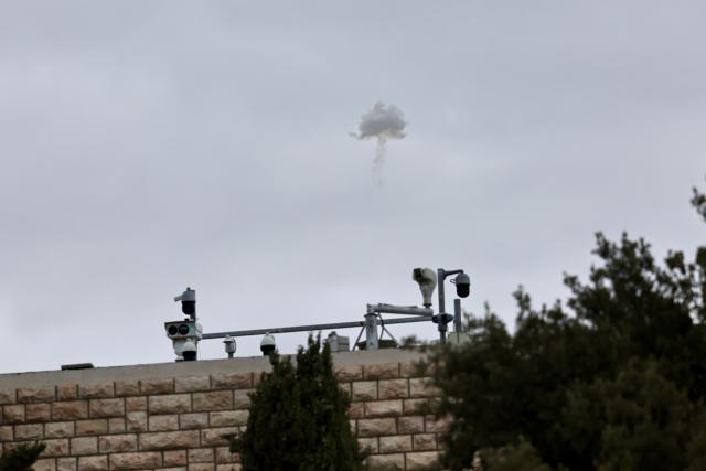 (260228) -- JERUSALEM, Feb. 28, 2026 (Xinhua) -- This photo taken on Feb. 28, 2026 shows smoke in the sky in Jerusalem. (Photo by Jamal Awad/Xinhua)