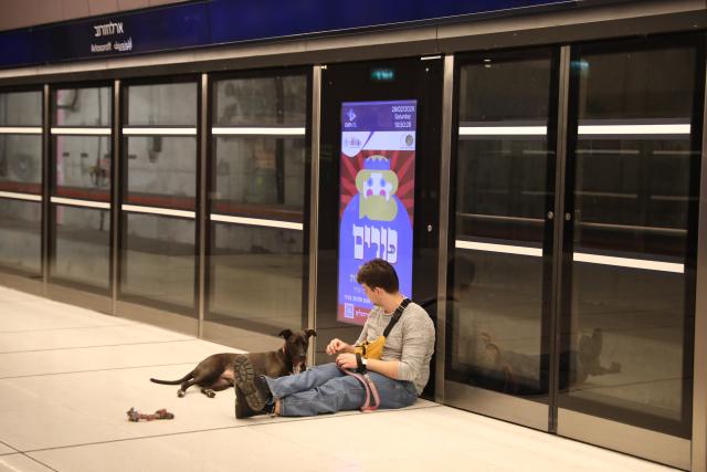(260228) -- TEL AVIV, Feb. 28, 2026 (Xinhua) -- A man takes shelter at a metro station in Tel Aviv, Israel, Feb. 28, 2026. The Israel Defense Forces' Home Front Command has issued civil defense directives as air raid sirens sounded in multiple areas nationwide, urging residents to take shelter.
   The United States and Israel on Saturday launched "major combat operations" against Iran after the recent U.S.-Iran nuclear talks in Geneva failed to yield a deal to avert the crisis. (Gideon Markowicz/JINI via Xinhua)