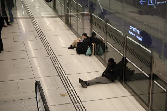 (260228) -- TEL AVIV, Feb. 28, 2026 (Xinhua) -- People take shelters at a metro station in Tel Aviv, Israel, Feb. 28, 2026. The Israel Defense Forces' Home Front Command has issued civil defense directives as air raid sirens sounded in multiple areas nationwide, urging residents to take shelter.
   The United States and Israel on Saturday launched "major combat operations" against Iran after the recent U.S.-Iran nuclear talks in Geneva failed to yield a deal to avert the crisis. (Gideon Markowicz/JINI via Xinhua)