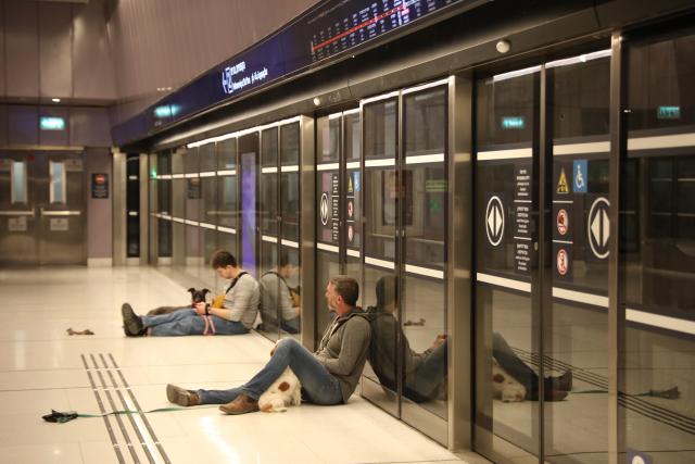 (260228) -- TEL AVIV, Feb. 28, 2026 (Xinhua) -- People take shelters at a metro station in Tel Aviv, Israel, Feb. 28, 2026. The Israel Defense Forces' Home Front Command has issued civil defense directives as air raid sirens sounded in multiple areas nationwide, urging residents to take shelter.
   The United States and Israel on Saturday launched "major combat operations" against Iran after the recent U.S.-Iran nuclear talks in Geneva failed to yield a deal to avert the crisis. (Gideon Markowicz/JINI via Xinhua)