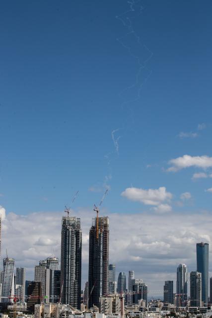 (260228) -- TEL AVIV, Feb. 28, 2026 (Xinhua) -- This photo taken on Feb. 28, 2026 shows smoke trails left by interceptor missiles launched from Israeli air defense systems in downtown Tel Aviv, Israel. (Xinhua/Chen Junqing)