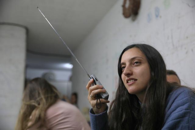(260228) -- TEL AVIV, Feb. 28, 2026 (Xinhua) -- A woman listens to radio broadcast inside a shelter in Tel Aviv, Israel, Feb. 28, 2026. (Gideon Markowicz/JINI via Xinhua)