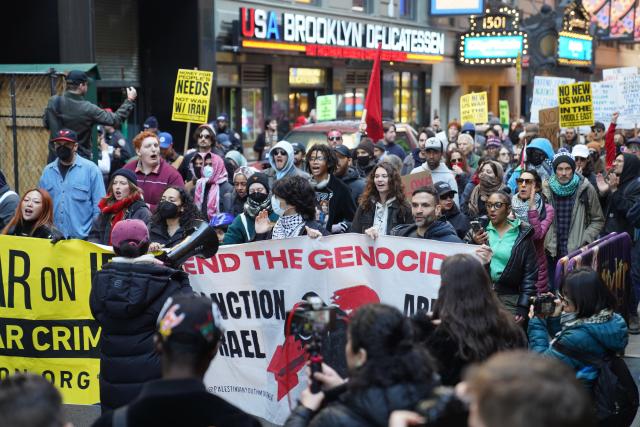 (260301) -- NEW YORK, March 1, 2026 (Xinhua) -- People attend a protest against U.S.-Israeli attacks on Iran, in New York, the United States, on Feb. 28, 2026.
  Hundreds of New Yorkers rallied in Times Square and then marched along streets in New York City in protest of U.S.-Israel coordinated airstrikes against Iran on Saturday. (Xinhua/Zhang Fengguo)