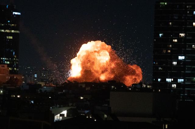 (260301) -- TEL AVIV, March 1, 2026 (Xinhua) -- This photo taken on Feb. 28, 2026 shows an explosion during missle strikes by Iran in downtown Tel Aviv, Israel. (Xinhua/Chen Junqing)