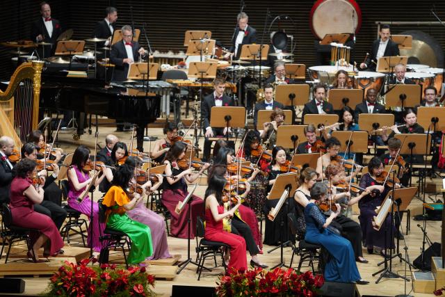 (260301) -- NEW YORK, March 1, 2026 (Xinhua) -- Musicians perform during a concert celebrating the Year of the Horse by the New York Philharmonic in New York, the United States, Feb. 25, 2026. TO GO WITH "Feature: New York Philharmonic celebrates Year of the Horse with East-West musical dialogue" (Xinhua/Zhang Fengguo)